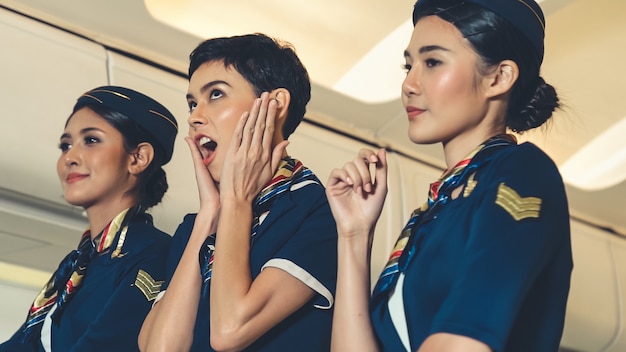 Équipage De Cabine Dansant De Joie En Avion