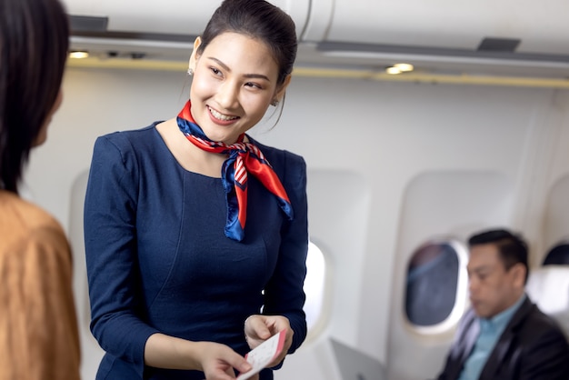 L'équipage de cabine ou l'hôtesse de l'air accueillant les passagers dans un avion, une hôtesse de l'air ou une hôtesse de l'air