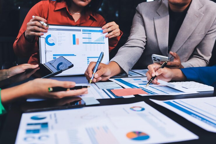 Équipe d'affaires analysant les données financières dans un bureau moderne
