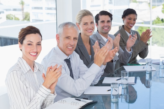 Photo l'équipe des affaires applaudit pendant la conférence