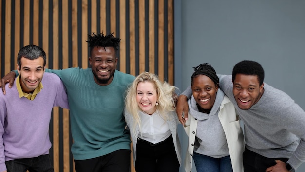 Équipe d'affaires composée de jeunes gens d'affaires côte à côte