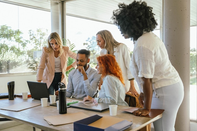 Photo Équipe d'affaires créative travaillant dans le bureau concept d'entreprise