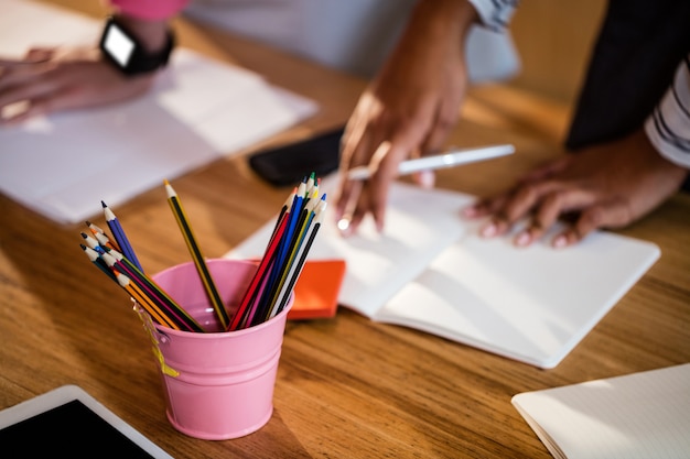 Photo Équipe des affaires décontractée, prendre des notes