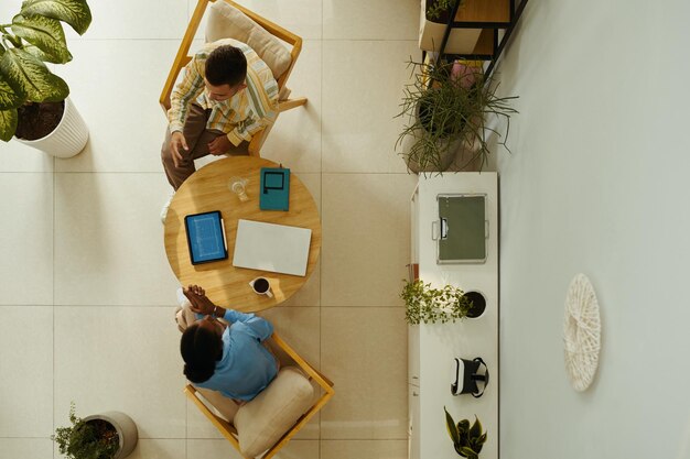 Photo une équipe d'affaires diversifiée discute