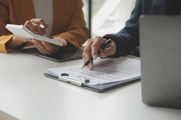 L'équipe des affaires financières présente les mains de l'homme d'affaires détiennent des documents avec des statistiques financières stock photo discussion et analyse des données du rapport les tableaux et graphiques Finances Concept financier