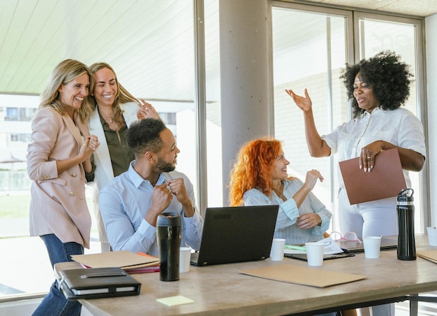 Photo l'équipe d'affaires heureuse et souriante après avoir terminé un projet de travail concept d'entreprise