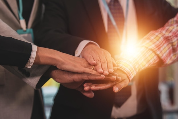 Photo Équipe d'affaires personnes avec les mains jointes en équipe