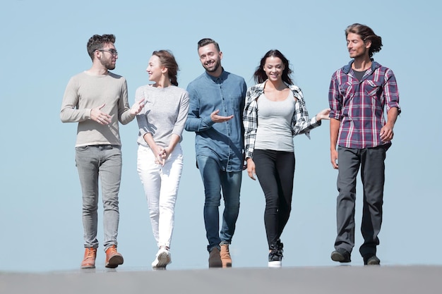 Une équipe d'amis marche sur la route en plein air photo avec espace de copie