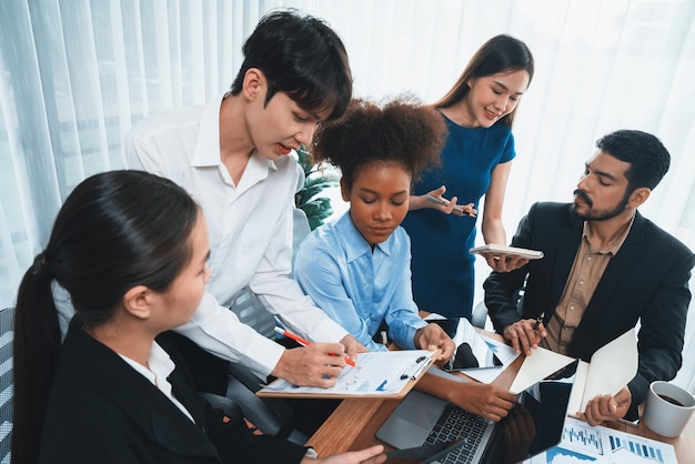 Une équipe d'analystes multiraciaux utilise le tableau de bord BI pour l'analyse des données Concord