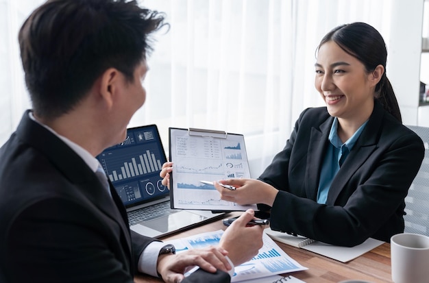 Une équipe d'analystes occupée au bureau discute de l'analyse des données et du marketing