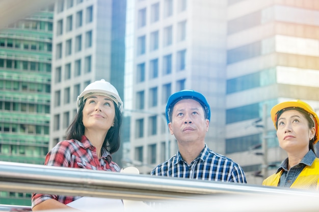 Une équipe d&#39;architectes de projet, architecte et contrôle de la qualité travaillent ensemble sur le chantier.