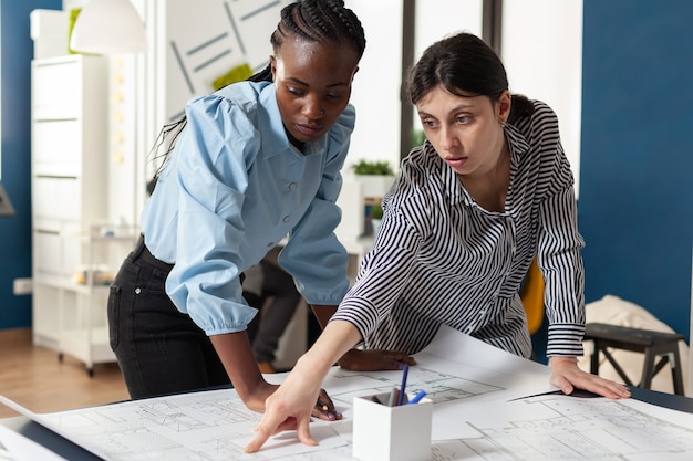 Photo Équipe architecturale de croquis de plan de femmes multiethniques