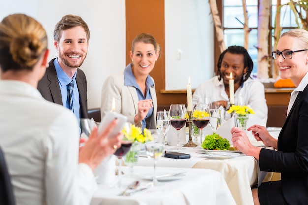 Photo Équipe au déjeuner d'affaires au restaurant