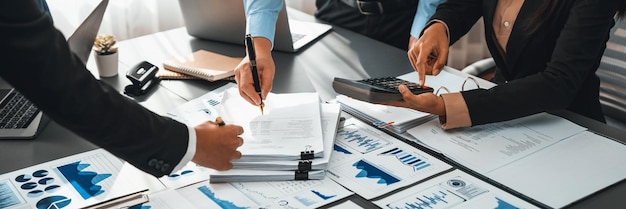 Photo l'équipe d'auditeurs collabore au bureau en analysant les données financières et les dossiers comptables. expertise en finance et en fiscalité avec un rapport et une planification précis des revenus, des dépenses et du budget de l'entreprise.