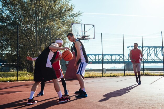 Équipe De Basketteurs Faisant Une Action Ensemble.