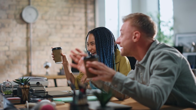 Photo une équipe de bureau buvant du café assise dans un espace de travail en gros plan, des employés partageant des idées.