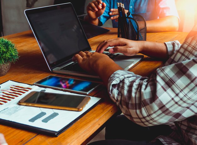 Photo Équipe de bureau créative et travail d'équipe réussi.