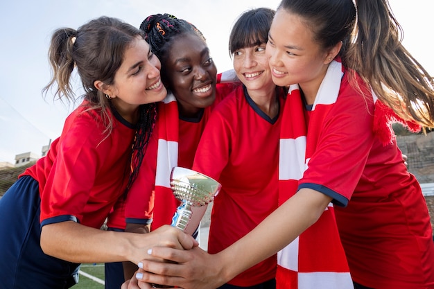 Photo Équipe célébrant la victoire de la coupe d'argent