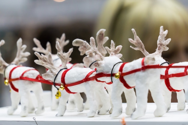 L'équipe de cerfs blancs livrant les cadeaux du Père Noël