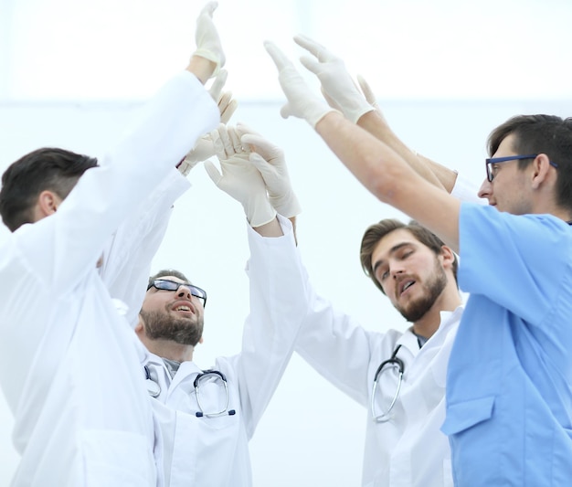 L'équipe chirurgicale lève la main le concept de photo de travail réussie avec espace de copie