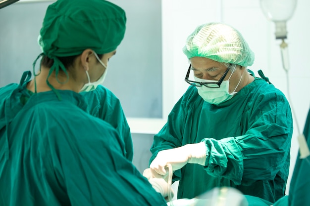 Photo l'équipe de chirurgie travaillant ensemble dans la salle d'opération de l'hôpital