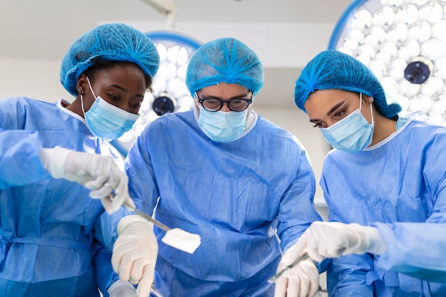 L'équipe De Chirurgiens En Uniforme Effectue Une Opération Sur Un Patient Dans Une Clinique De Chirurgie Cardiaque Médecine Moderne Une équipe Professionnelle De Chirurgiens Santé