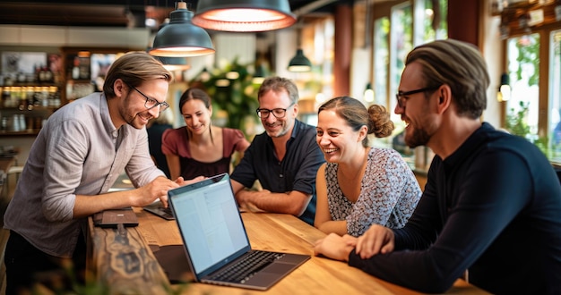 Une équipe collaborant autour d’une table avec un ordinateur portable