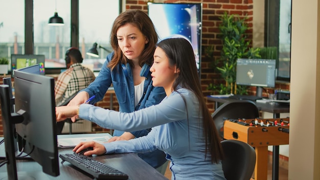 Une équipe de collègues réfléchit à des idées pour développer un contenu professionnel, travaillant à la création d'une interface de rendu 3d sur un logiciel. Travailleurs d'une agence de création planifiant un nouveau projet d'infographie sur pc.