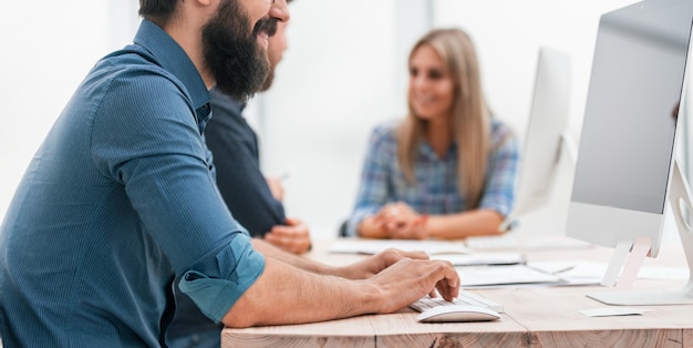 Équipe Commerciale Assise Au Bureau Au Bureau. Bureau En Semaine