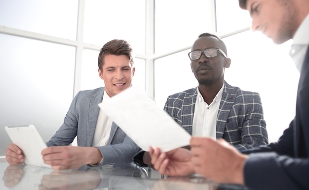 Équipe commerciale assise au bureau