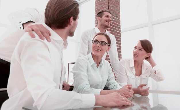 Photo Équipe commerciale assise à une table dans la salle de conférence