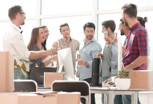 L'équipe commerciale célèbre le déménagement en se tenant au bureau