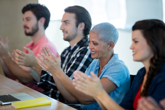 Photo l'équipe commerciale créative applaudissant dans la salle de réunion au bureau