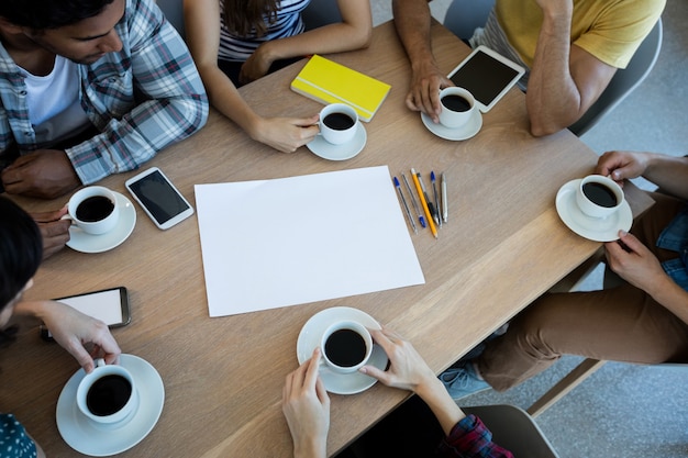 Équipe Commerciale Créative Ayant Une Réunion Autour D'un Café Dans La Salle De Réunion Au Bureau