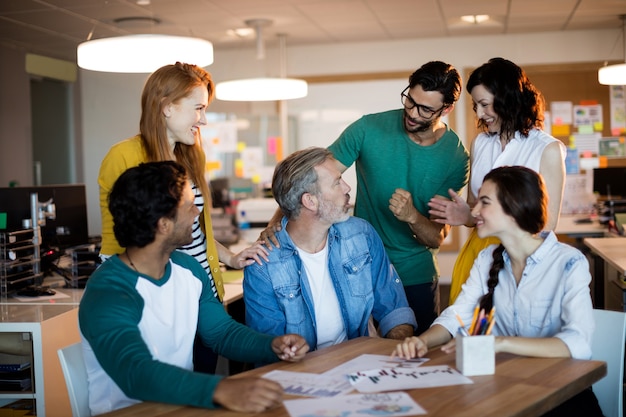 Équipe Commerciale Créative Discutant Au Bureau Au Bureau