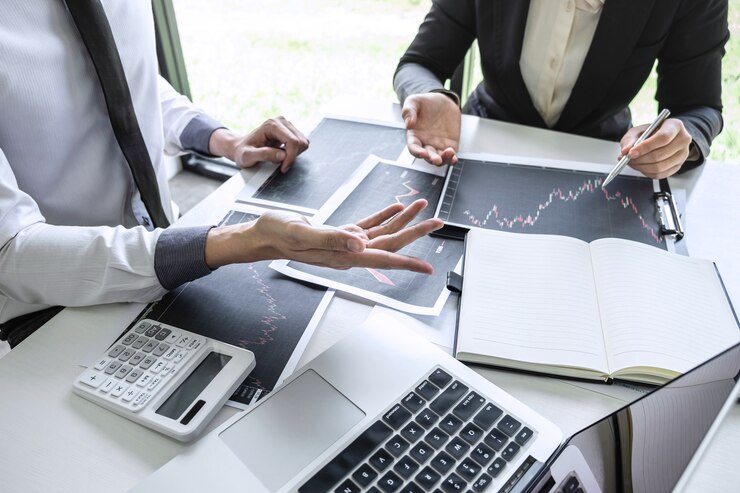 Équipe commerciale discutant de la coopération des partenaires à la planification d'un projet de marketing d'investissement