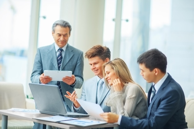 équipe commerciale discutant d'un plan de l'entreprise au bureau