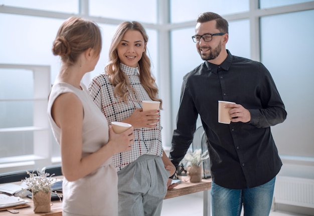 Équipe commerciale discutant de quelque chose debout au bureau