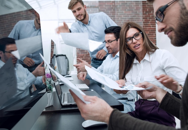 L'équipe commerciale discute du concept d'entreprise de données financières