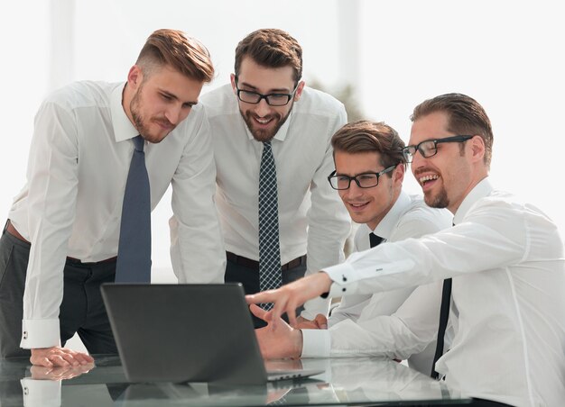 L'équipe commerciale examine les personnes et la technologie de l'écran de l'ordinateur portable