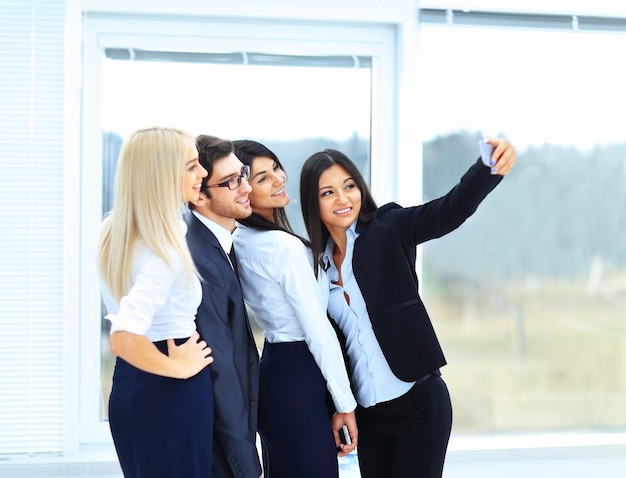 équipe commerciale sur fond de bureau moderne