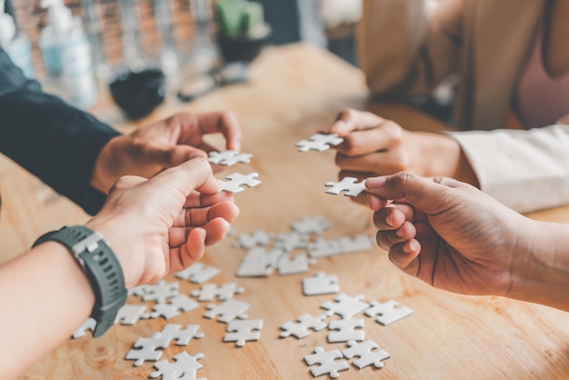 L'équipe commerciale gère un morceau de puzzle blanc qui est sur le point de tomber pour obtenir une feuille de travail complète - Une tentative de réussite.