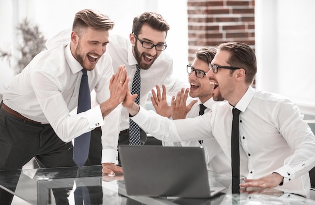 Une équipe commerciale heureuse et excitée se donne un high five