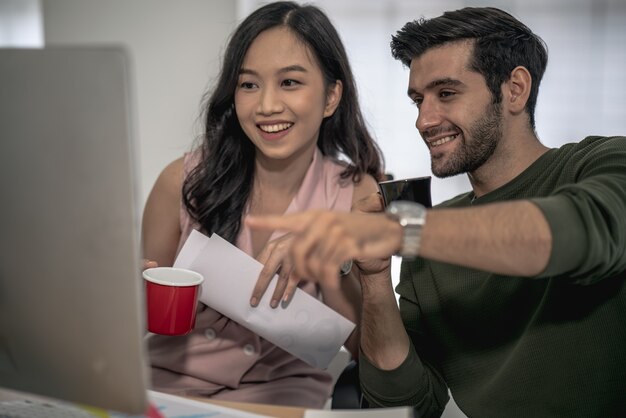 L'équipe commerciale lors de la conférence de réunion sont des documents de travail sur le plan marketing