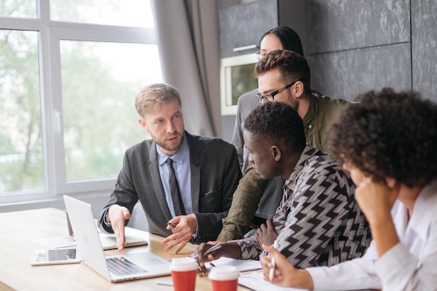 Photo Équipe commerciale lors d'une réunion dans le centre de coworking