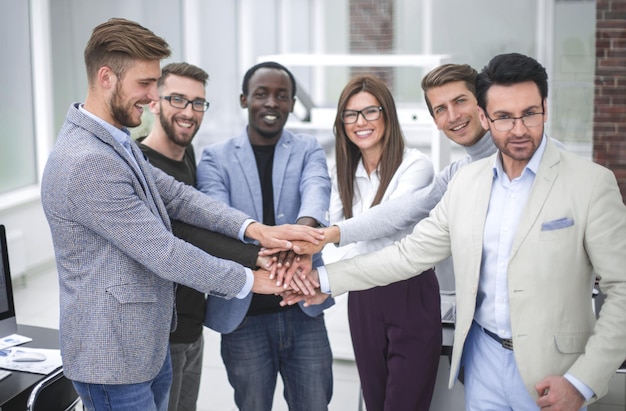 L'équipe commerciale montre son unité le concept de travail d'équipe