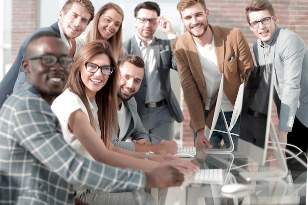 Photo l'équipe commerciale multiethnique discute des résultats de son travail