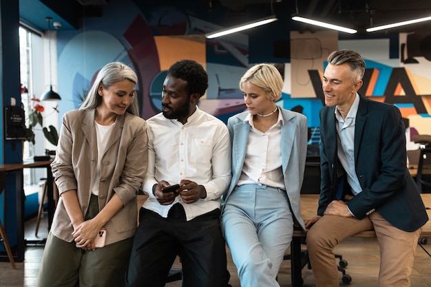 Photo Équipe commerciale multiethnique groupe d'employés travaillant ensemble sur un projet au bureau