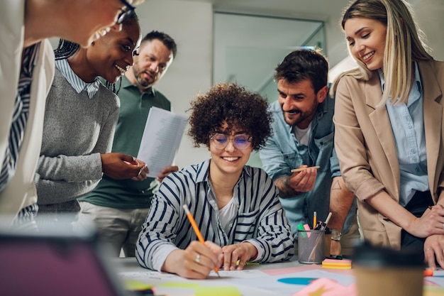 Équipe commerciale multiraciale lors d'une réunion dans un bureau moderne et lumineux