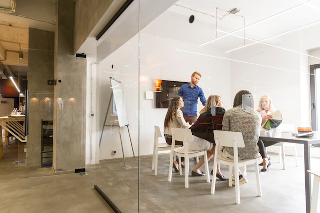 Photo Équipe commerciale multiraciale moderne développant la stratégie de l'entreprise au bureau